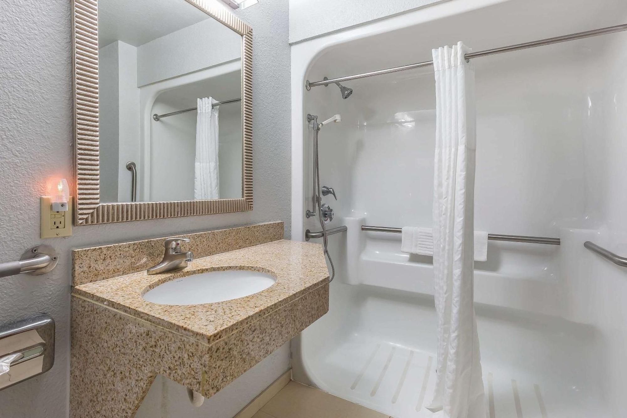 Inn Comfort Near I-255 Alton